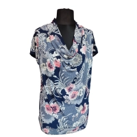 Bluzka z lejącym dekoltem typu woda - wzory florystyczne